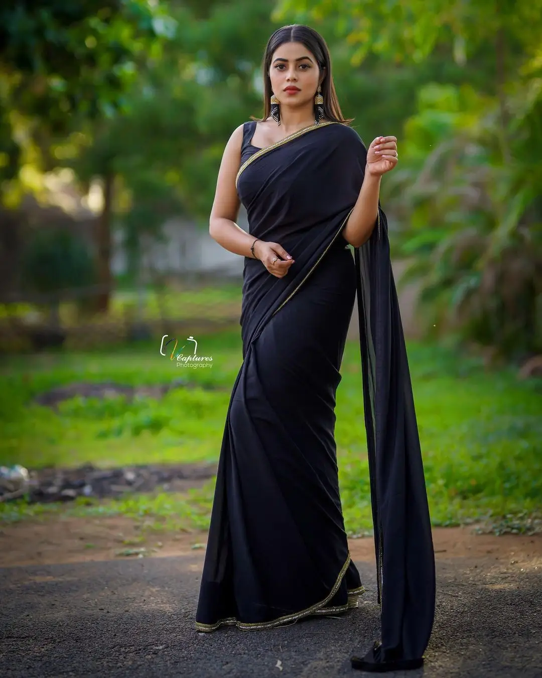 Shamna Kasim Mesmerizing Looks In Beautiful Black Saree Sleeveless Blouse